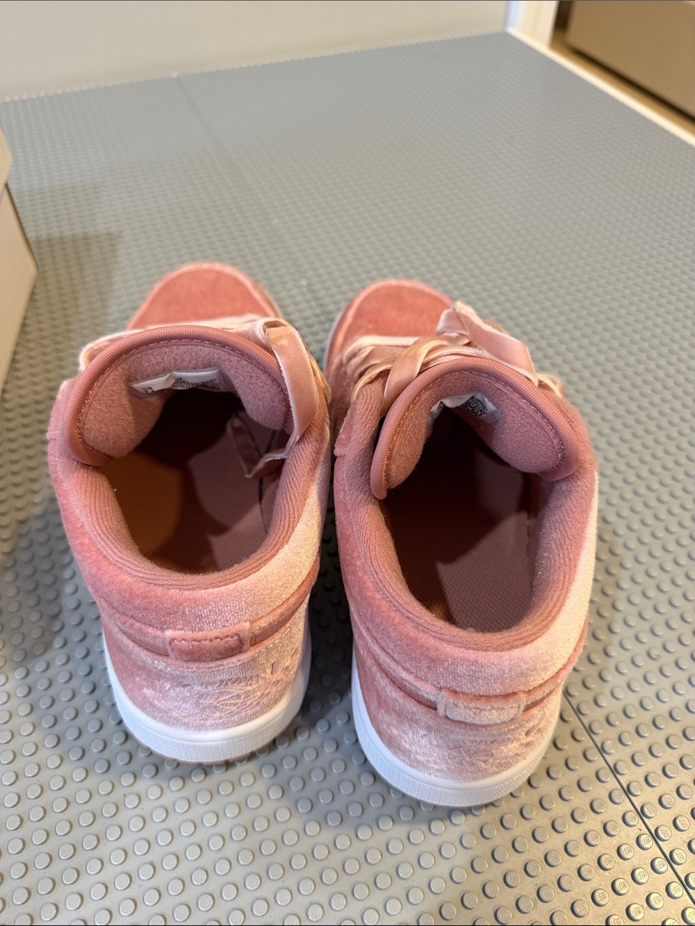 Nike women’s Low-Top Velvet Sneakers in Dusty Pink - Picture 6 of 6